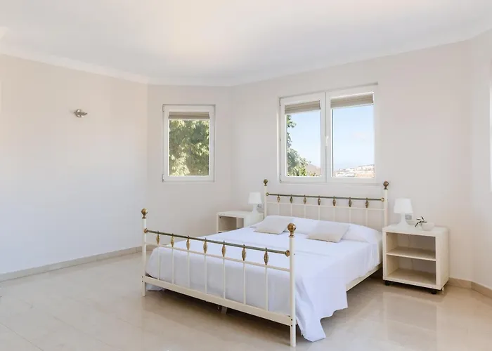 Modern With Private Pool And Mountain Views ヴィラ *