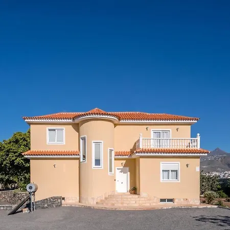 Modern With Private Pool And Mountain Views וילה ארונה