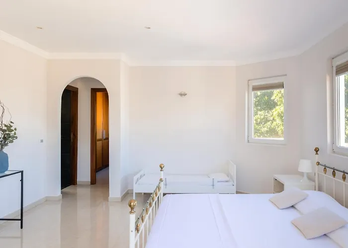 Modern With Private Pool And Mountain Views