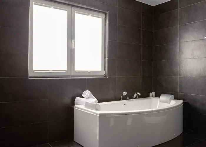 Modern With Private Pool And Mountain Views ארונה