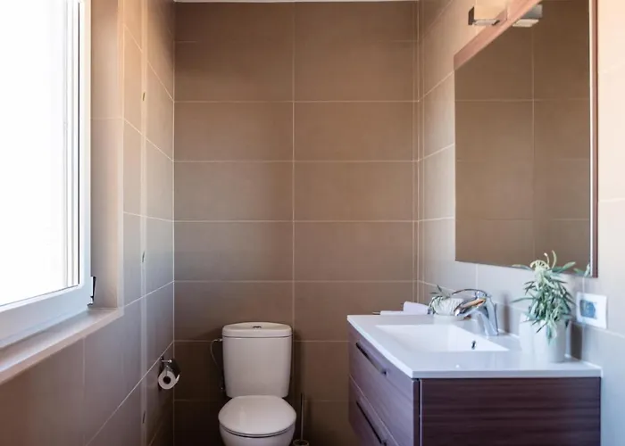 Modern With Private Pool And Mountain Views וילה ארונה