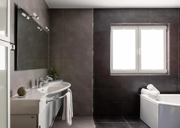 Modern With Private Pool And Mountain Views וילה