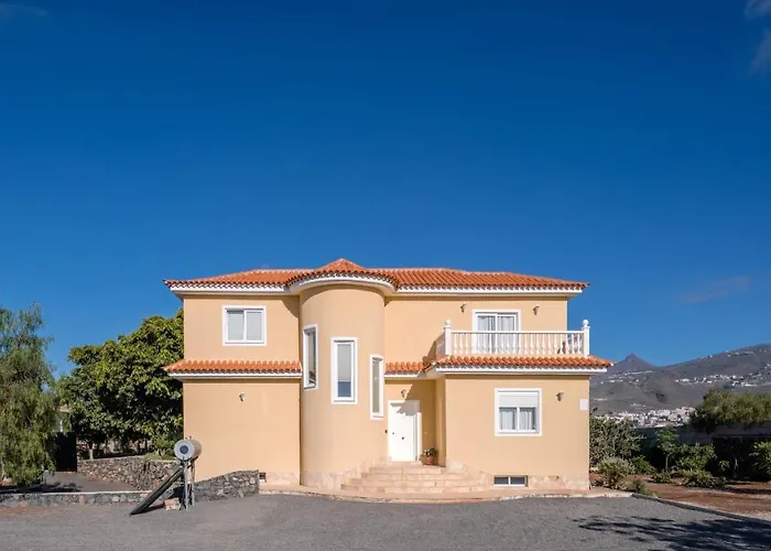 Modern With Private Pool And Mountain Views וילה ארונה