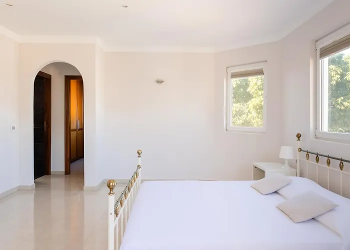 וילה Modern With Private Pool And Mountain Views ארונה