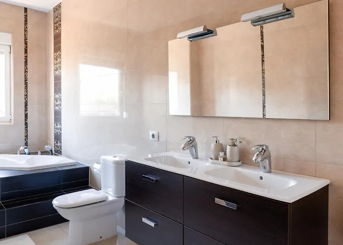 וילה Modern With Private Pool And Mountain Views ארונה