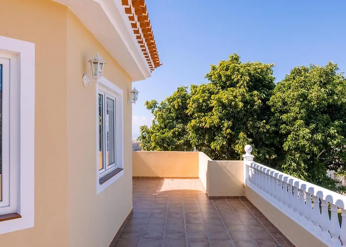 Modern With Private Pool And Mountain Views ארונה