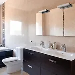 וילה Modern With Private Pool And Mountain Views ארונה