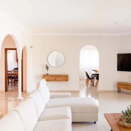 Modern With Private Pool And Mountain Views וילה ארונה