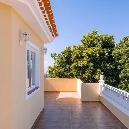 Modern With Private Pool And Mountain Views ארונה